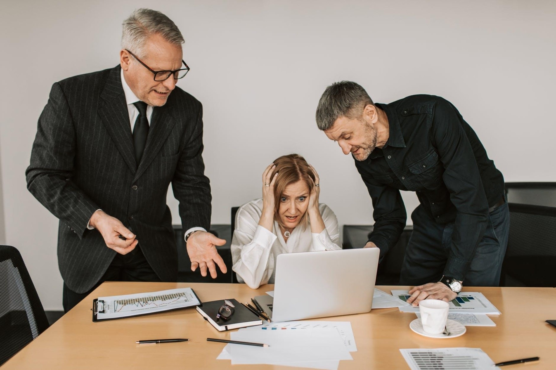 signs-that-you-should-leave-a-toxic-workplace-flexispot